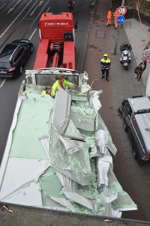 LKW blieb an Bruecke haengen Koeln Deutz Opladenerstr P120.JPG - Miklos Laubert